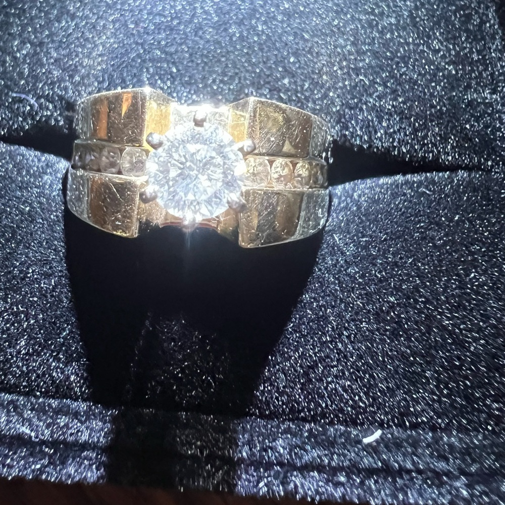 Elegant 100% real diamonds and gold this ring comes with a complete appeal.